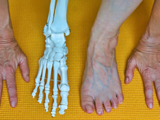 Yoga Therapy for Hands & Feet w/ Nicole Bratt